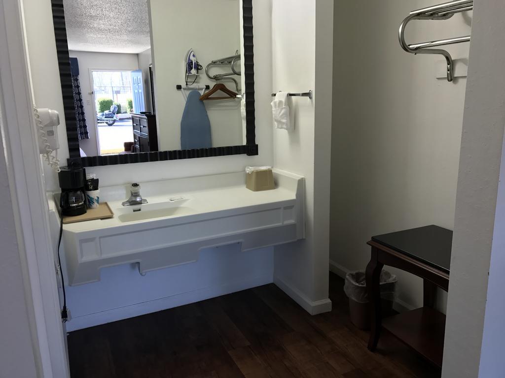Americas Best Value Inn & Suites Расселлвилл Экстерьер фото